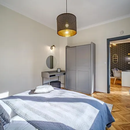 Golden Black Daire